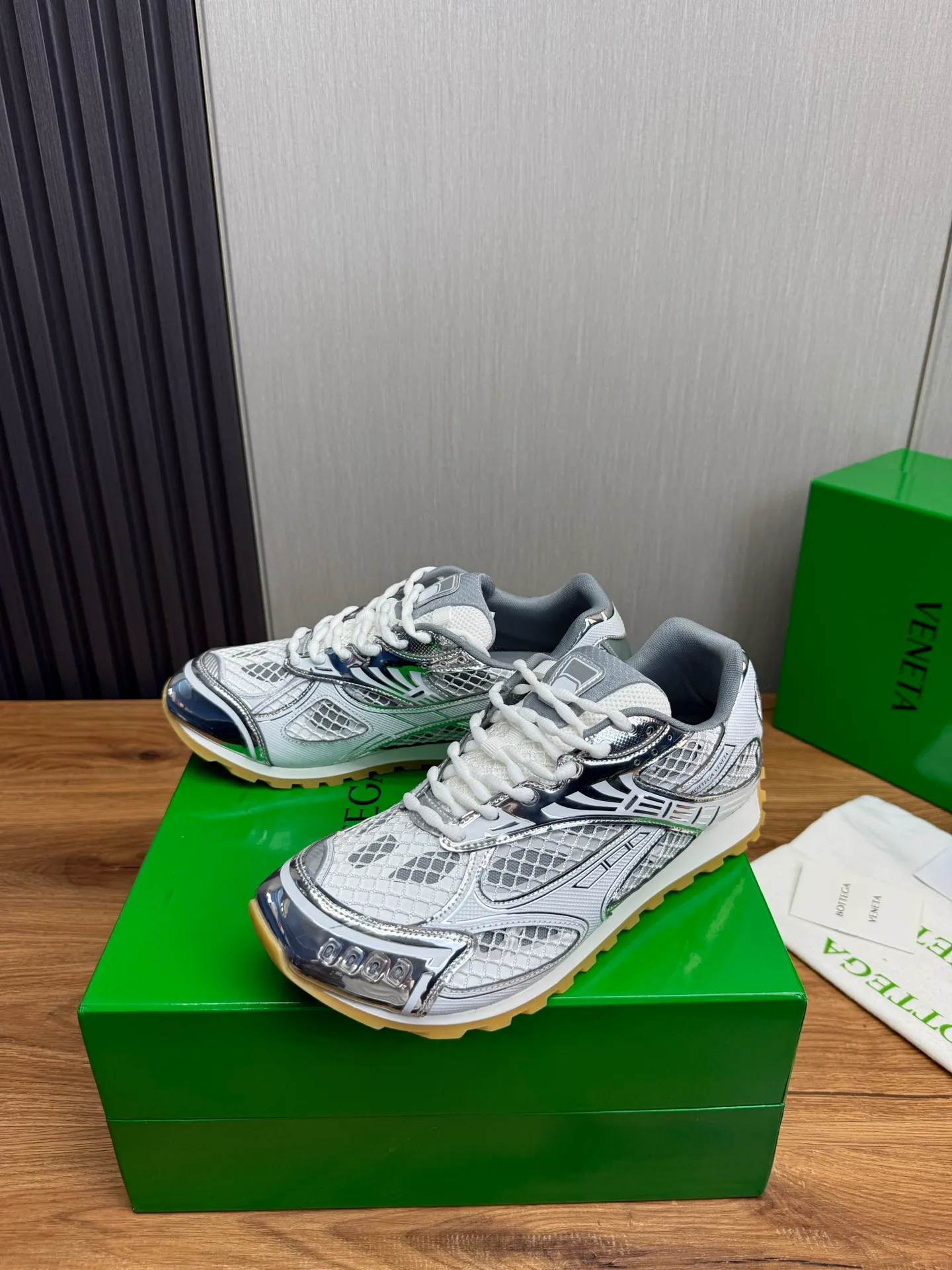Men's men's shoes 💰620💰 BV top version 𝘽𝙊𝙏𝙏𝙀𝙂𝘼 𝙑𝙀𝙉𝙀𝙏𝘼 Orbit sneakers Wang Yibo same style couple style dad shoes 🩷💚 Runner sneakers, made of lightweight technical mesh fabric. Features a geometric patterned rubber outsole. Pay attention to the package craftsmanship ❕ High version shipping ❗️ Very nice, durable to play with and durable to make ✔️ Standard version 💯💯 The outsole is made of color-blocked TPU outsole. Women’s model 35-41 (40 41 customized) Men’s model 39-46 (45.46 customized) Equipped with original packaging